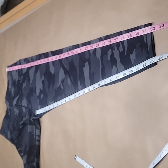 Sweaty Betty Size M Power 7/8 Legging Black & Gray Camo, Exc. Used Condition - Picture 5 of 9